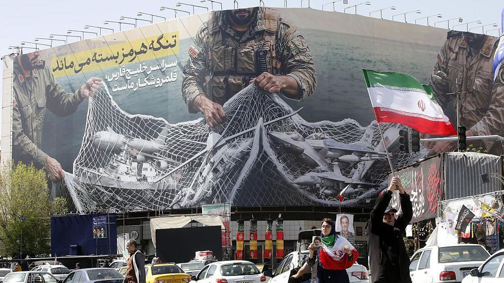 Natpis koji glasi: &bdquo;Ormuski moreuz će ostati zatvoren; čitav Persijski zaliv je na&scaron;e lovi&scaron;te"