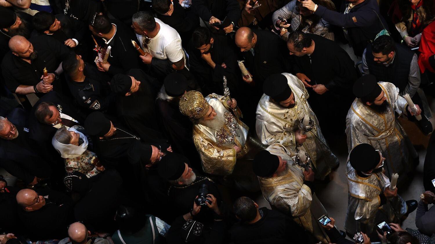 Desetine ljudi oko pravoslavnog patrijarha Jerusalima Teofila Trećeg tokom ceremonije &bdquo;Svetog ognja&ldquo; u Crkvi Svetog groba, u Jerusalimu