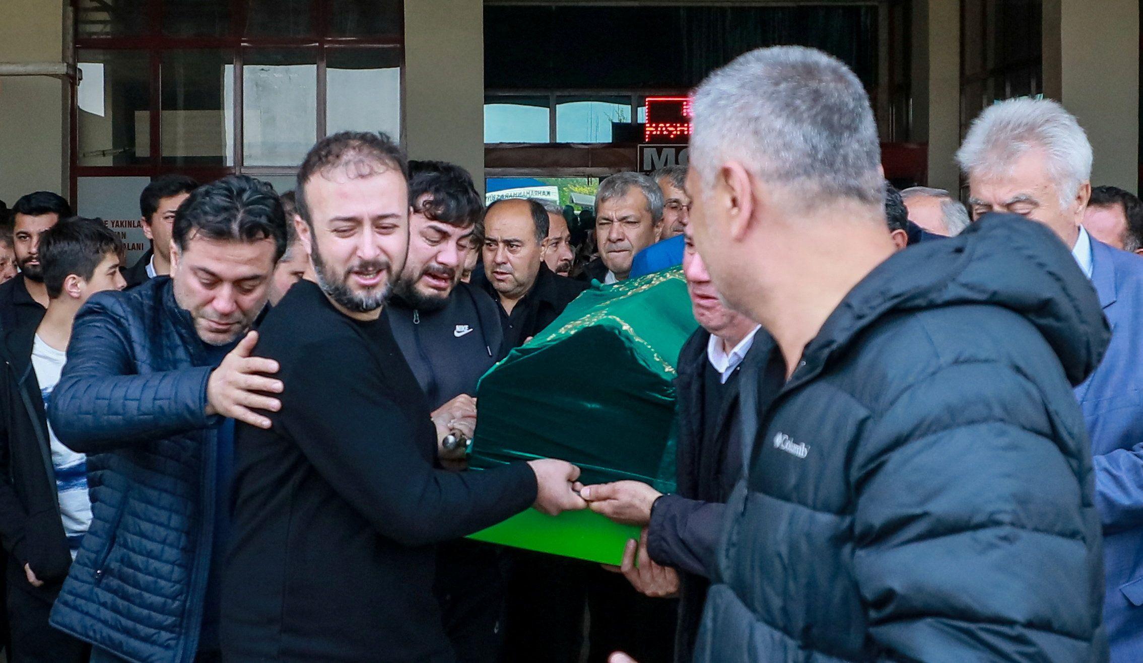 rodbina ubijenih u turskoj nosi sanduk, rodbina ubijenih u turskoj, pucnjava u turskoj, pucnjava u &scaron;koli u turskoj