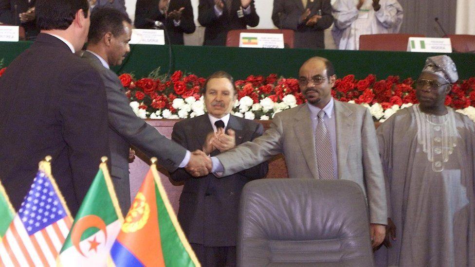 Lideri Etiopije i Eritreje se rukuju 2000.
