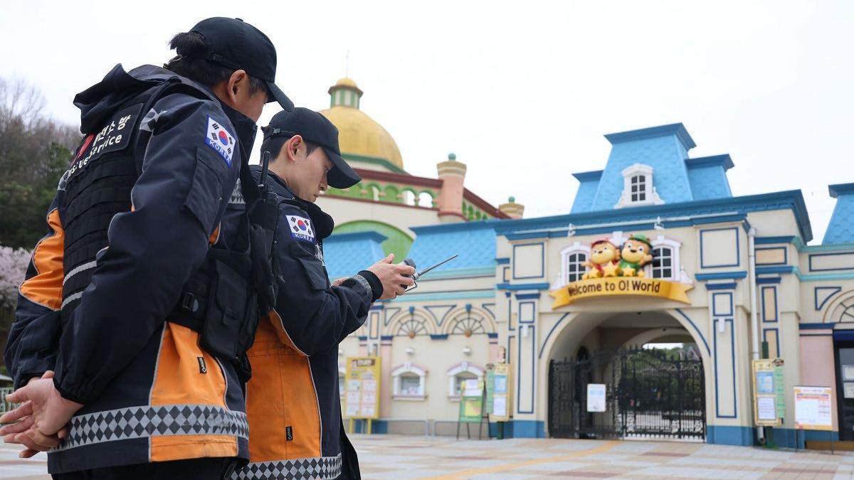 dvojica policajaca na ulazu u zabavni park i zoolo&scaron;ki vrt u Južnoj Koreji