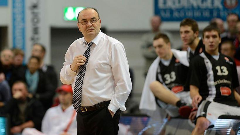 Du&scaron;ko Vujo&scaron;ević kao trener Partizana u sezoni 2012/13, u pozadini su Danilo Anđu&scaron;ić, Marko Čakarević i Bogdan Bogdanović