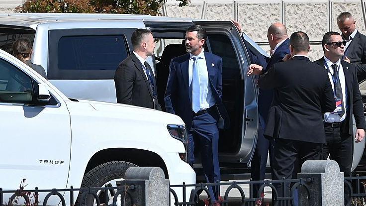 Donald Tramp mlađi po dolasku u Banjaluku, izlazi iz belog džipa, okružen je obezbeđenjem